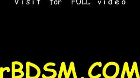 Tatuerad tjej använder elektrifierande leksak