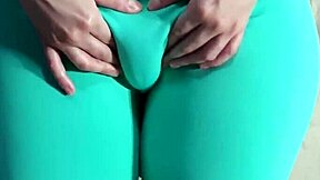 Kosketan, puristan ja raaputan tiukkaa turvonnutta pilluani legginseissä, shortseissa ja spandex-joogahousuissa - kokoelma