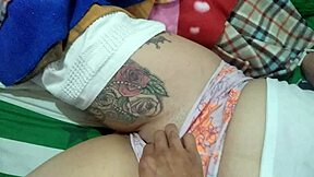 Proplížím se do jejího hotelového pokoje a tajně ji nahrávám