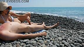 Νέος ξένος δίνει καυτή χειρομαλακία σε γυμνή παραλία!