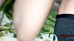 Biała dziewczyna jeździ na kiju mocno po zabawie z misiem. Jej umiejętności jeździeckie imponują w subtitrowanym angielskim wideo.