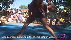 يا، شاهد هؤلاء الزوجات المعرضات يخلعن ملابسهن في نودز أ بوبين!