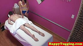 Настоящая японская массажистка страстно дрочит член клиента