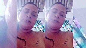 Cari cowok kontol besar ngewe di kamar mandi sambil godain tetek gede gue