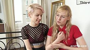 Heißes Gefühl beim Zuschauen, wie die zierliche 18+ Schönheit ihre Freundin mit Ersties verwöhnt