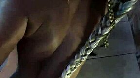 Ik kijk naar Monika Fox die plaagt met haar grote speeltje in lichtgroen outfit