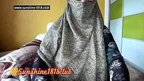Arabialainen vaimo muslimihijabissa paljastaa isot tissit webkameralla