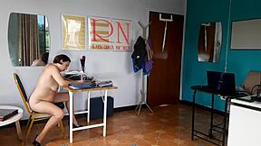 Hej, tá nudistická sekretárka sa nehanbí ukázať svoje prsia a zadok v kancelárii.