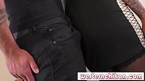 Потрясающая офисная леди привлекла внимание приставал на переполненном автобусе сегодня.