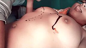 Hra s čokoládovou banánem ji přivádí k šílenství s bláznivou zábavou