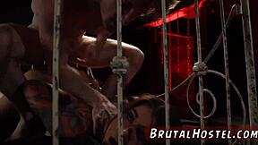 V extrémní BDSM sešce svázaná teen 18+ snáší brutální dominaci rukou při ježdění na tvrdém hrbu do konce