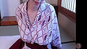 Eine schöne Japanerin mit großen Titten verführt im Gasthaus