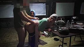 Белая мусульманская девчонка XXX пробирается на военную базу за действием