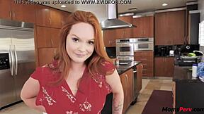 Ladyboy tgirl i lingerie onanerar solo till utlösning