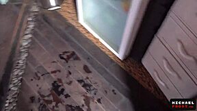 Tat se je prikradel, me jebal močno in končal na mojem obrazu!