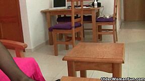 Hey, heute so geil mit Oma in Strümpfen!