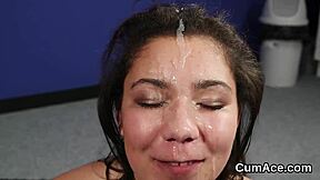 Amo cómo esta perra malvada recibe un facial de corrida y traga cada gota de semen.