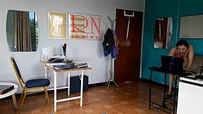 Alaston sihteeri riisuutuu toimistossa! Ujo? Ei kyllä, pomo näkee kaikki tissit ja pillun!