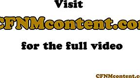 Bellezze con occhiali e scarpe godono rimjob e anale in terzetto