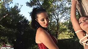 Délicieuses dominatrices Jelena Jensen et Aria Giovanni craquent pour le bondage
