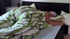 Amaterska para jutranji seks s prsti in kurcem