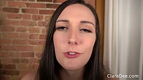 Fun facial en gros plan avec Clara Dee