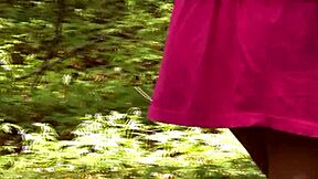 Милф-мама Фрина показывает киску под платьем в лесу на улице.