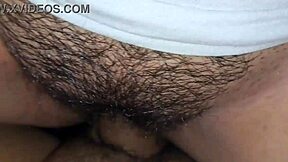 Czy kiedykolwiek zastanawiałeś się, jak moja pasierbica prowadzi mnie podczas TV swoimi seksownymi ruchami?