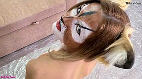 Bodyart pige suger pik i doggystyle knep