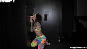 डैम बेटी ग्लोरीहोल में 13 कमशॉट स्वैलो करती है