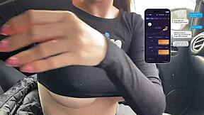 סטודנטית שחורה עושה אוראל במונית בשביל כסף, מגיעה לאורגזמה