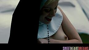 Непослушная сторона сестры пожирает мокрую киску невинной девчонки в тайной лесбийской игре