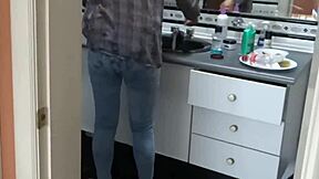 Poprvé nechávám služebninu nevlastního syna skončit na můj zadek! 😜