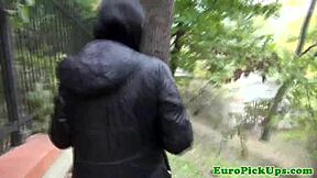 Para için kamuda vücudunu gösteren Euro kız