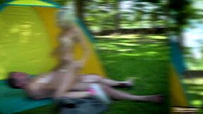 Żądna blond nastolatka 18+ mocno rucha dziadka w lesie