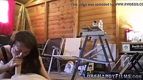 Britská MILF dostáva do piči kým šúcha obrovský kurac