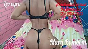 Mary Bomboms gateutstilling! Latina onanerer offentlig med ebony babe