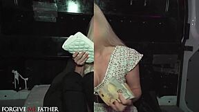 Горячая блондинка MILF с завязанными глазами для большого члена