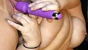 Hun sier: Se meg leke med fitta mi bøyd over