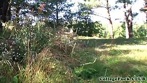 Тийнейджърки фейшълизирани в открит тройка групов екшън