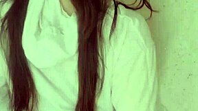 Wah, lihat cewek malu-malu ini mainin memeknya sendiri... sempit banget! 😜