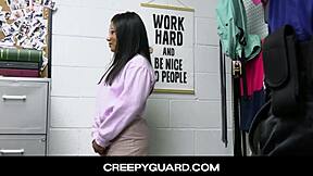 Exotická babysitterka Summer Col v roztomilom oblečku dostane hlbokú prehliadku dier v zákulisí