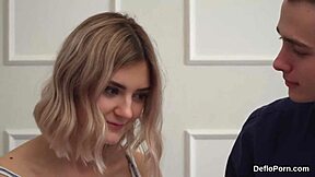 Fata senzuală își întinde pizda subțire și își pierde virginitatea în scenă hardcore