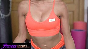 Seksowna Kolumbijka z naturalnym ciałem na siłowni