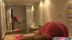 Durante le vacanze di primavera, le calde migliori amiche si danno a una festa di gruppo con azione hardcore POV