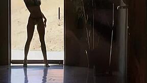 Фантастическая индийская красотка дразнит соло-фингерингом