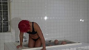 Budak Femdom Jepang Dicelup di Bak Mandi untuk Face Sitting Brutal