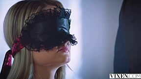 Radovedna Študentka Lisica Se Uči Cowgirl Lekcije Od Starega Učitelja