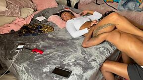 Oh jo, ten velký černý pták ji nutí sténat tak hlasitě! 😩