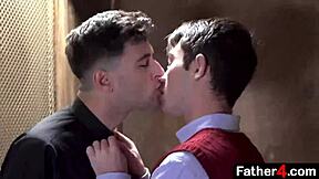 Acest băiat tânăr 18+ chipeș înfruntă multe ispite de la bărbați mai în vârstă care așteaptă să-l seducă în întâlniri murdare